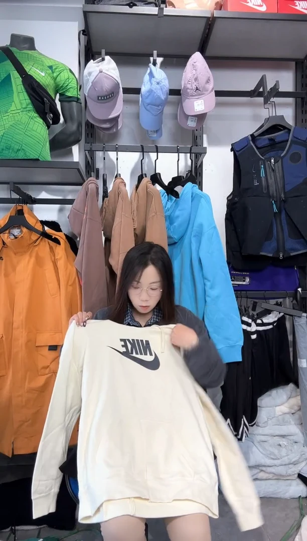 1418   编码 瑕疵款直播间过款为准 尺码  165