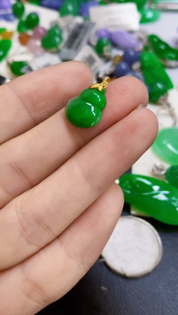 颈饰18K金镶嵌翡翠葫芦