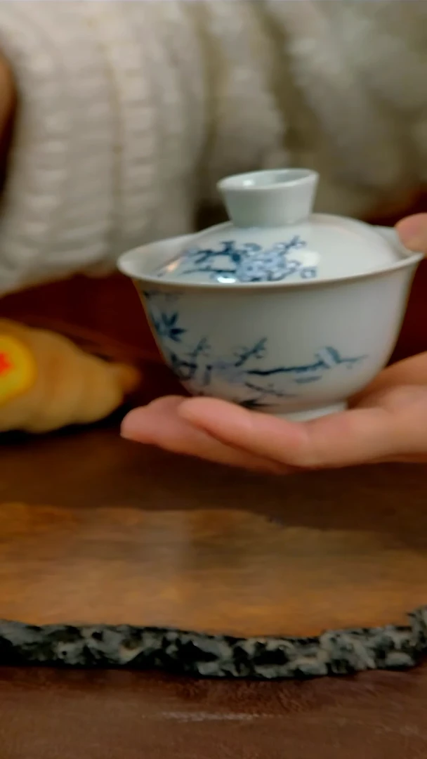 青花釉里白梅竹双清盖碗