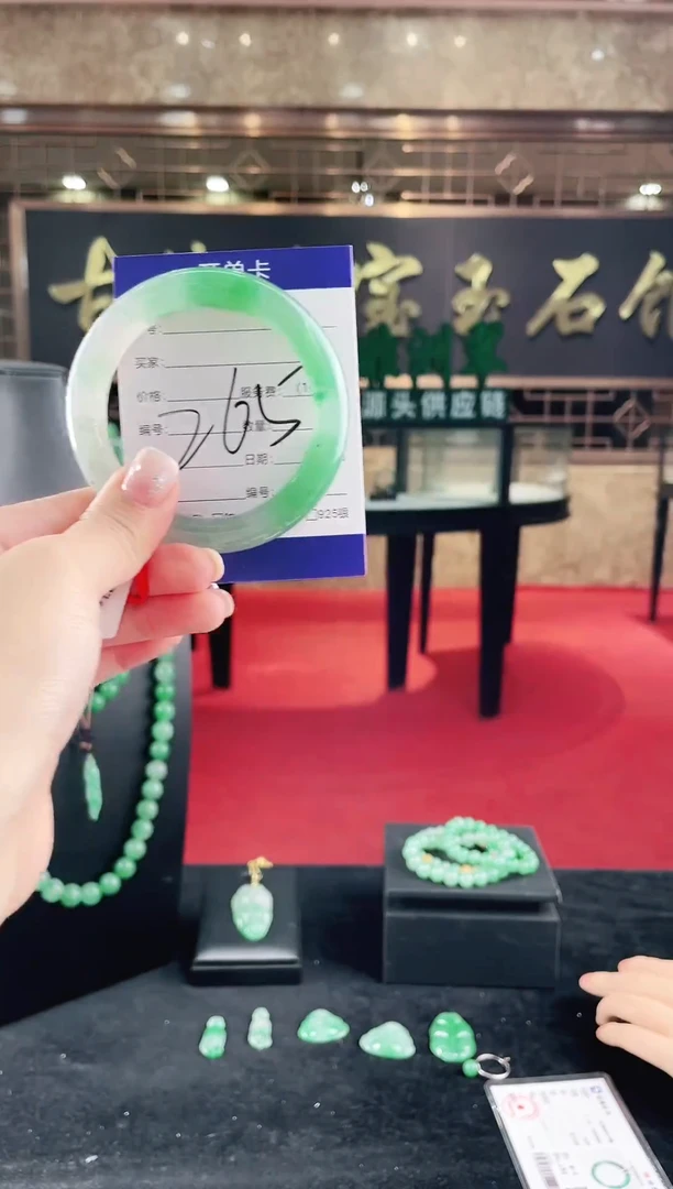 未镶嵌手镯石英质玉（非洲翠）微瑕一经发货运费不退介意勿拍