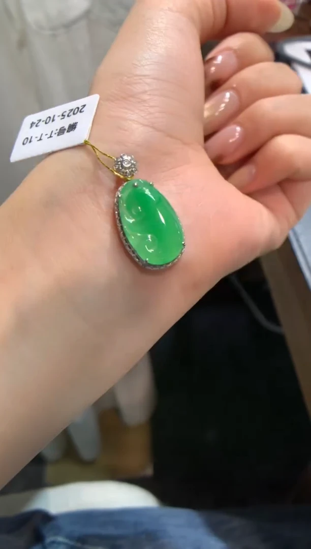 颈饰18K金镶嵌翡翠如意