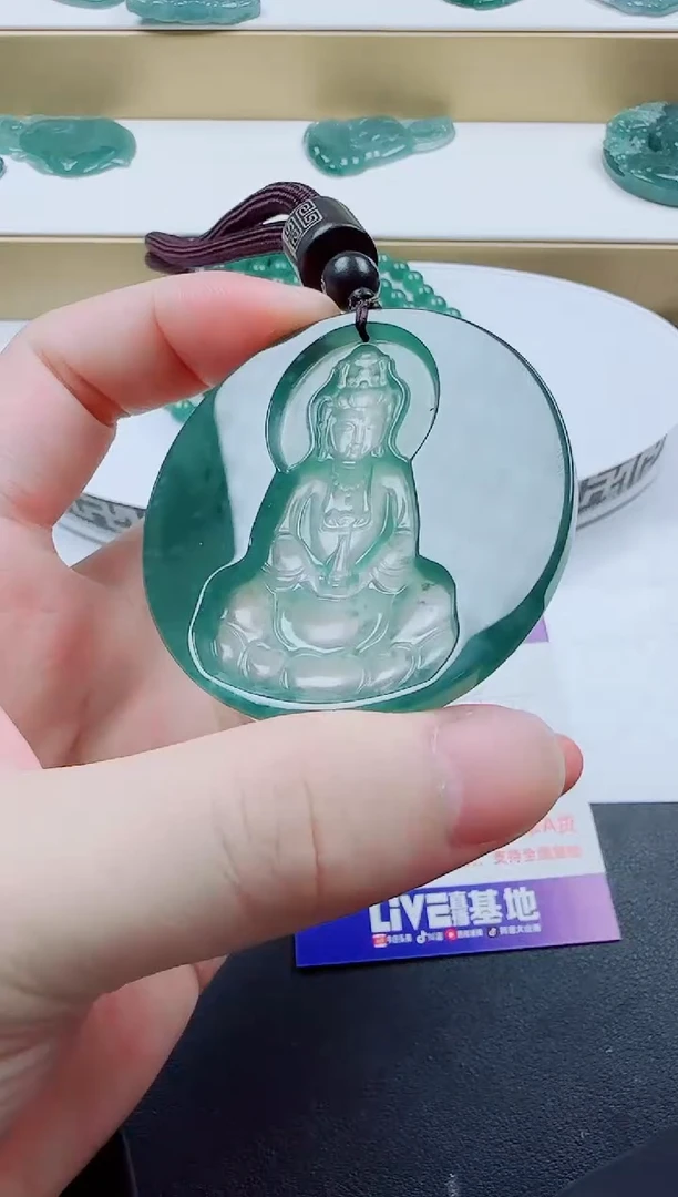 颈饰未镶嵌翡翠阴雕观音