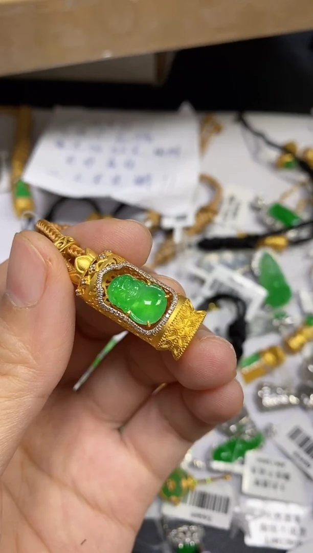 颈饰18K金镶嵌翡翠?**y颈饰 18K金镶嵌 翡翠