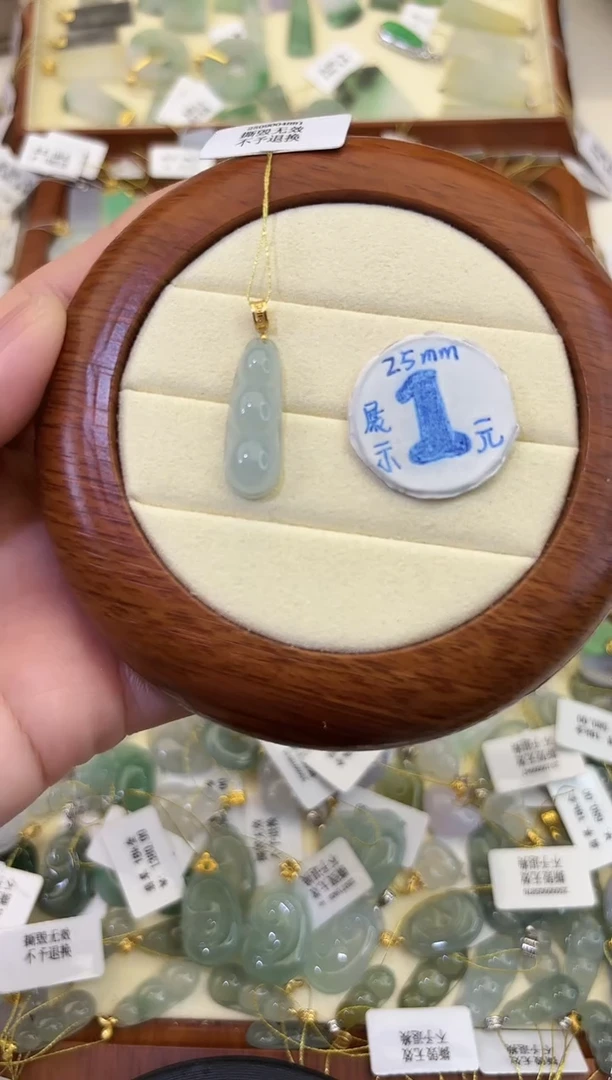 颈饰18K金镶嵌翡翠豆子