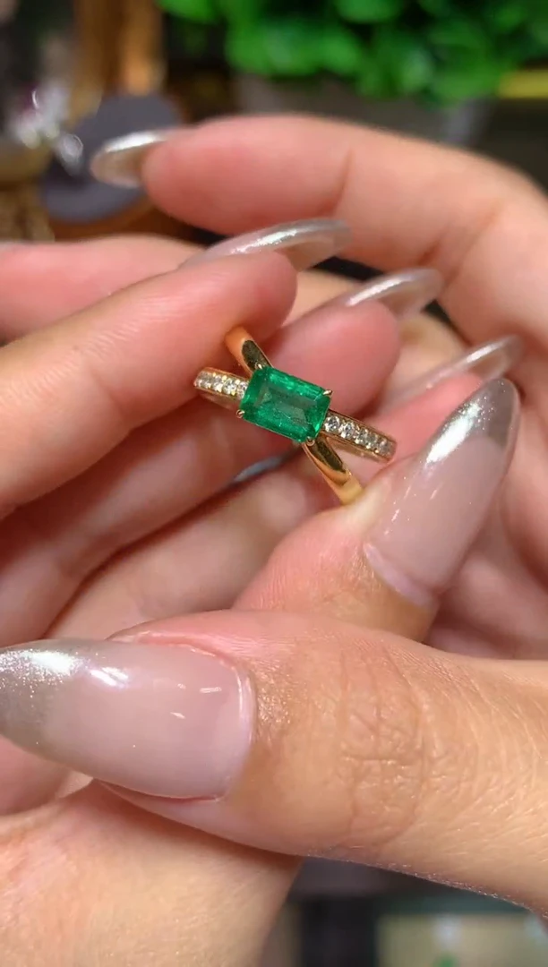 祖母绿戒指18K金镶嵌1.1CT