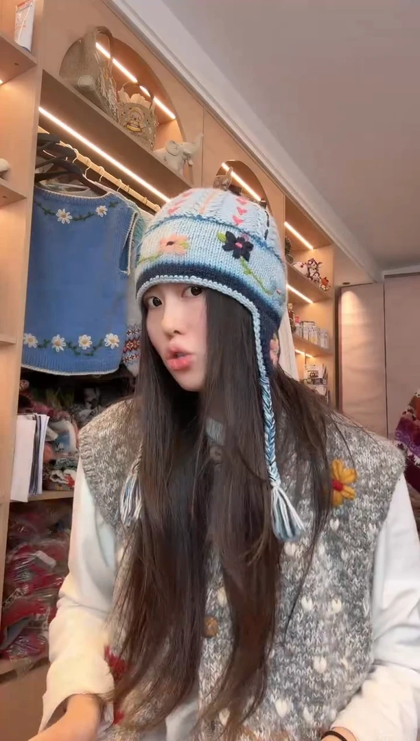 羊毛蓝色刺绣护耳羊毛帽