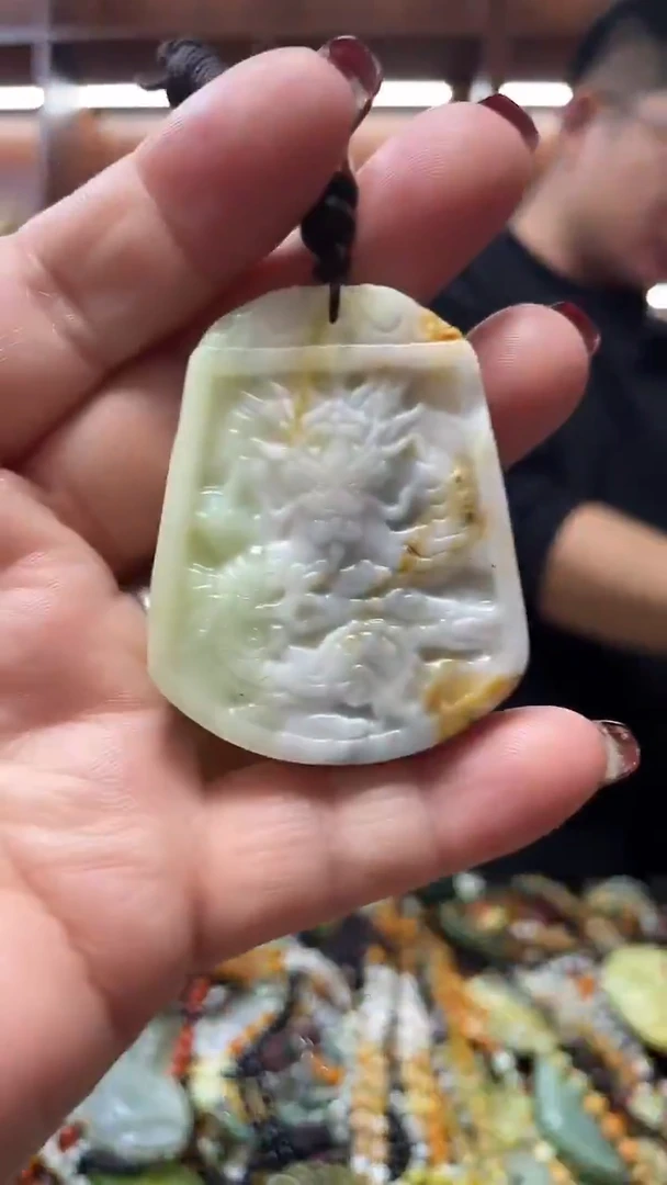 未镶嵌蛇纹石玉吊坠