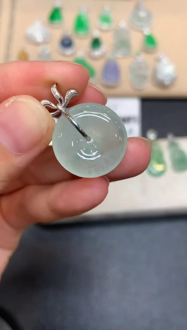 颈饰18K金镶嵌翡翠平安扣【无服务费