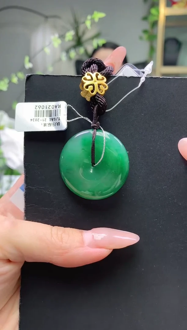 颈饰未镶嵌石英质玉平安扣