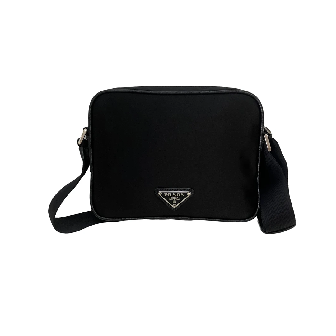 全新未使用 Prada/普拉达 男士时尚百搭尼龙黑色斜挎包/47