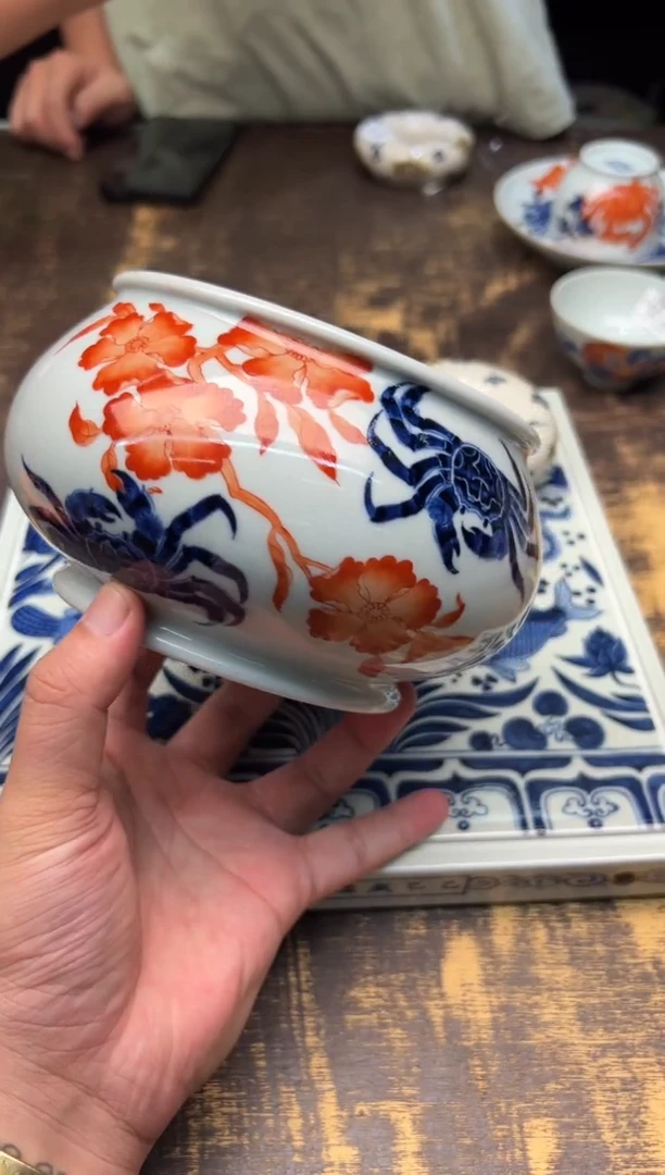 戏墨矾红花卉螃蟹水盂