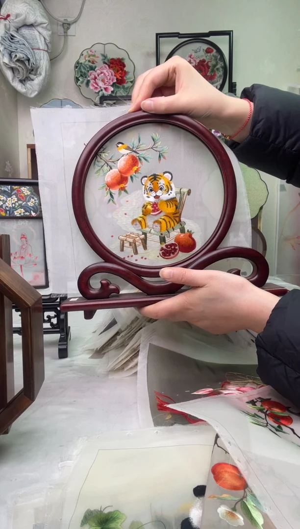 织绣萍****️苏绣作品定制摆台