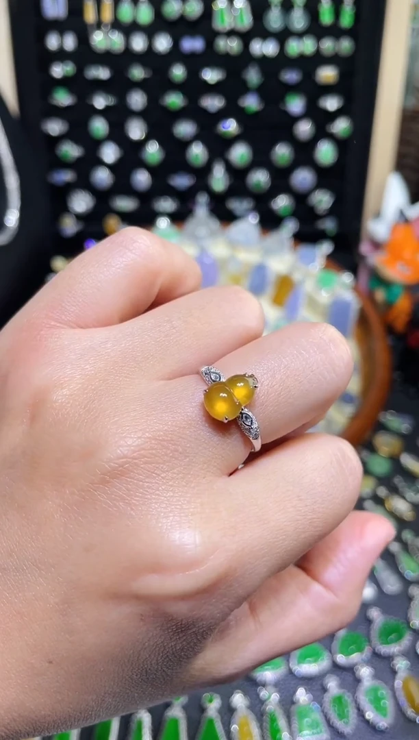 颈饰18K金镶嵌翡翠玻璃种黄葫芦戒指