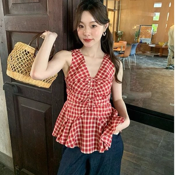法式V领红色格子背心女夏天别致复古褶皱小衫设计感显瘦气质上衣