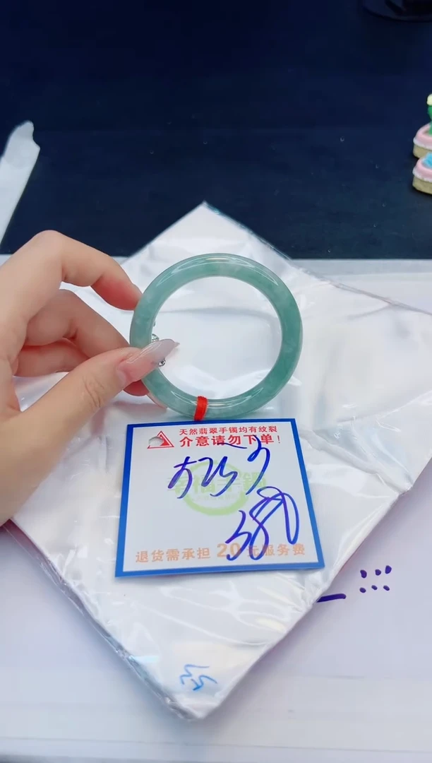 【闪购商品】翡翠手镯未镶嵌，质检证书图片色彩偏黑白
