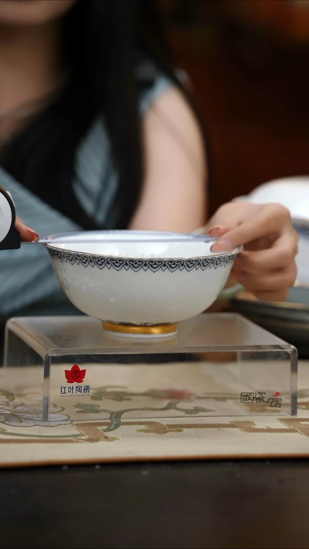 1个正价宝象万千6英寸宽沟玲珑饭碗