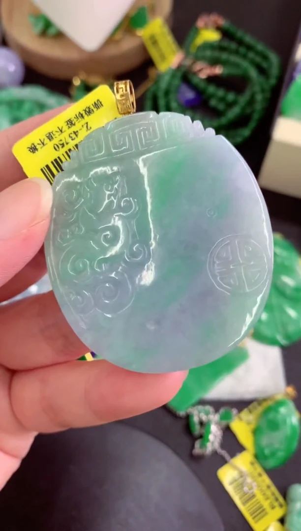 颈饰18K金镶嵌翡翠挂件