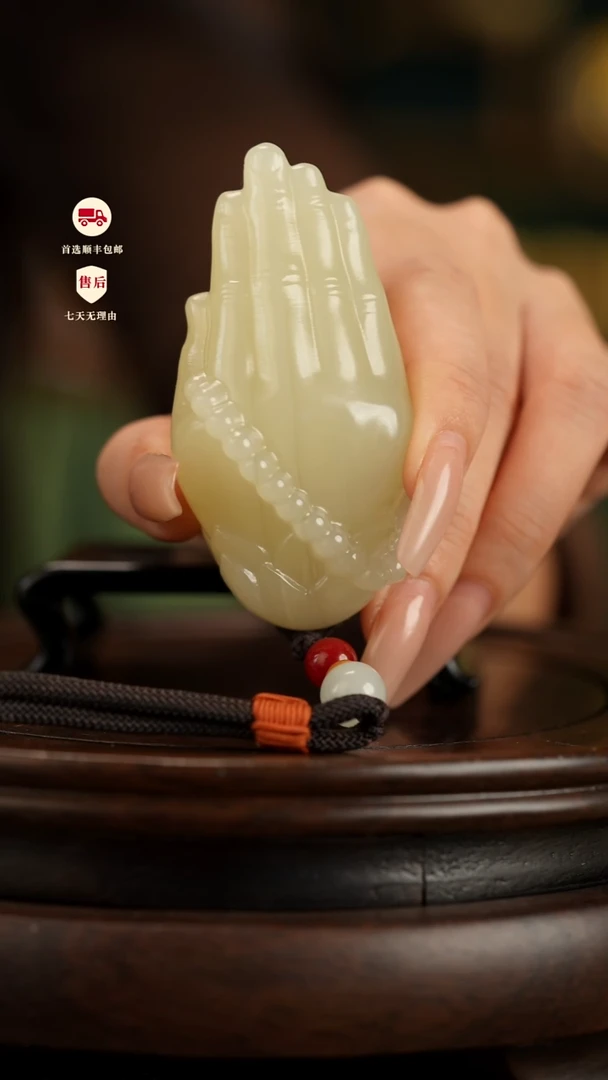 云南石竹叶青雕刻：佛手莲花把件摆件