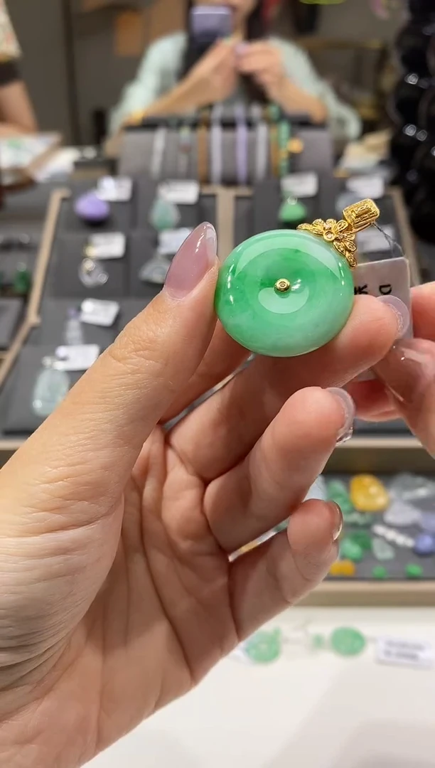 颈饰18K金镶嵌翡翠平安扣