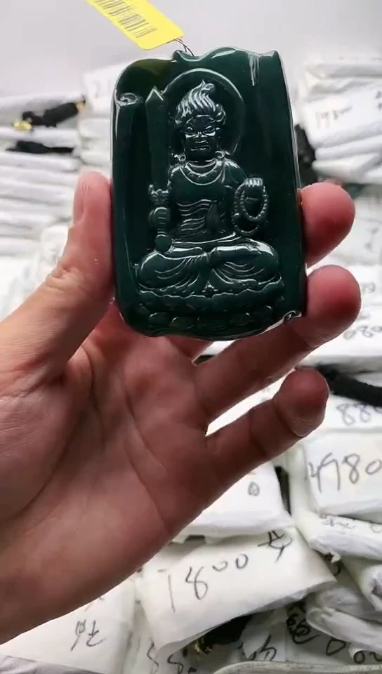 翡翠未镶嵌颈饰不动