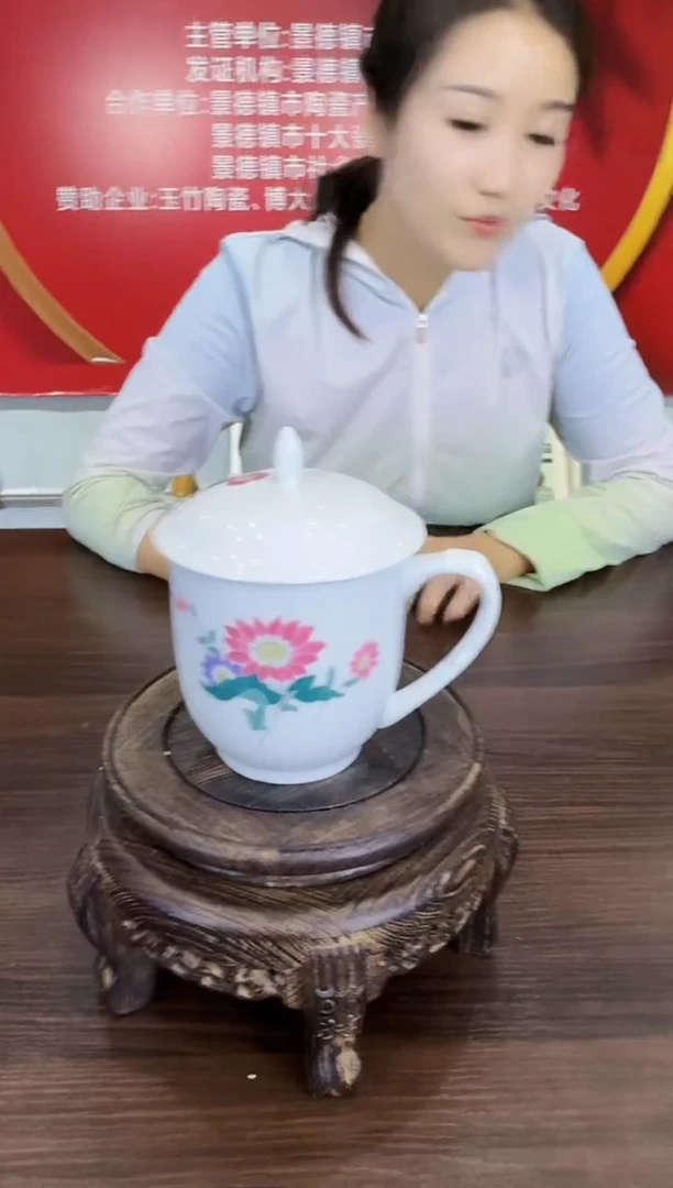 016函夏非遗釉下五彩菊花断中带像尖头办公杯