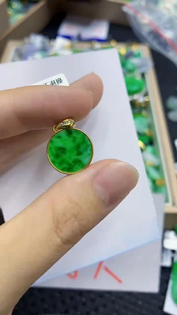 翡翠未镶嵌颈饰             8