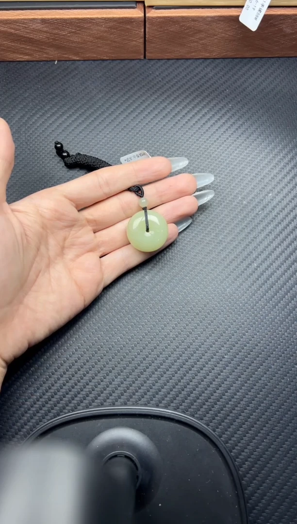 吊坠(赠链)未镶嵌和田玉且末微色差近矿平安扣Jm