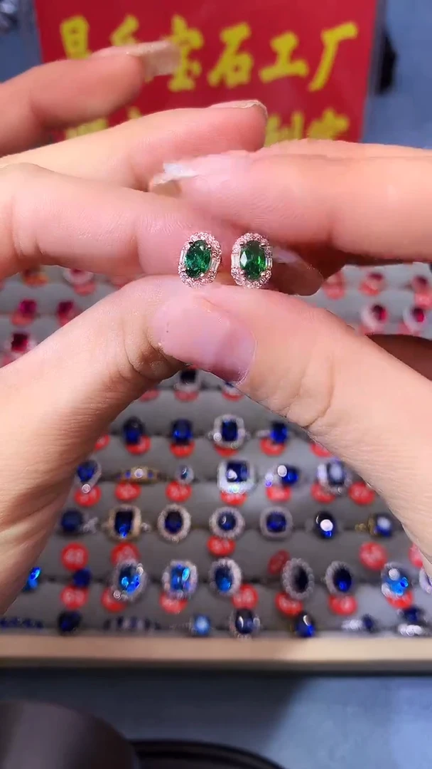 【闪购商品】透辉石耳钉银S925镶嵌111111