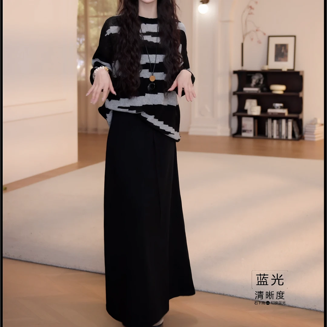 春夏百搭斑马细闪条纹长袖针织上衣+纯色毛织半身裙套装LK2505633