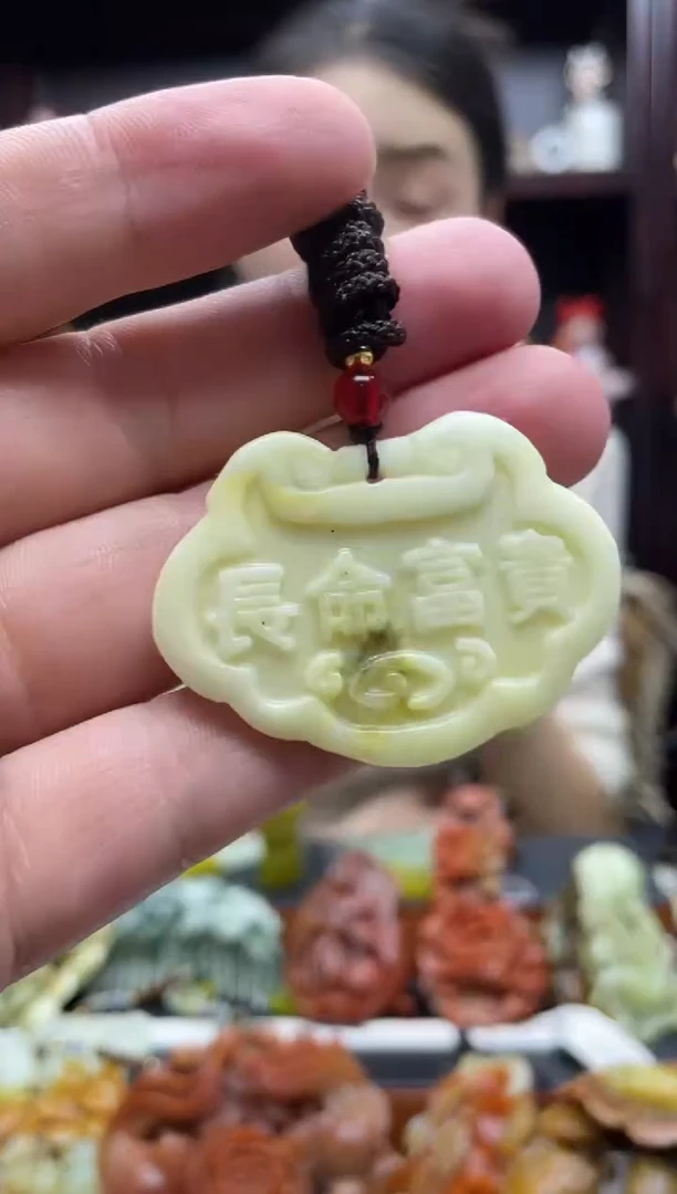 岫玉未镶嵌吊坠·