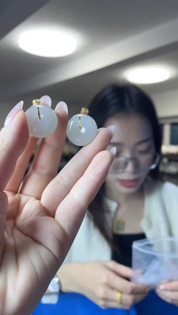 颈饰18K金镶嵌和田玉（多样性发一件）