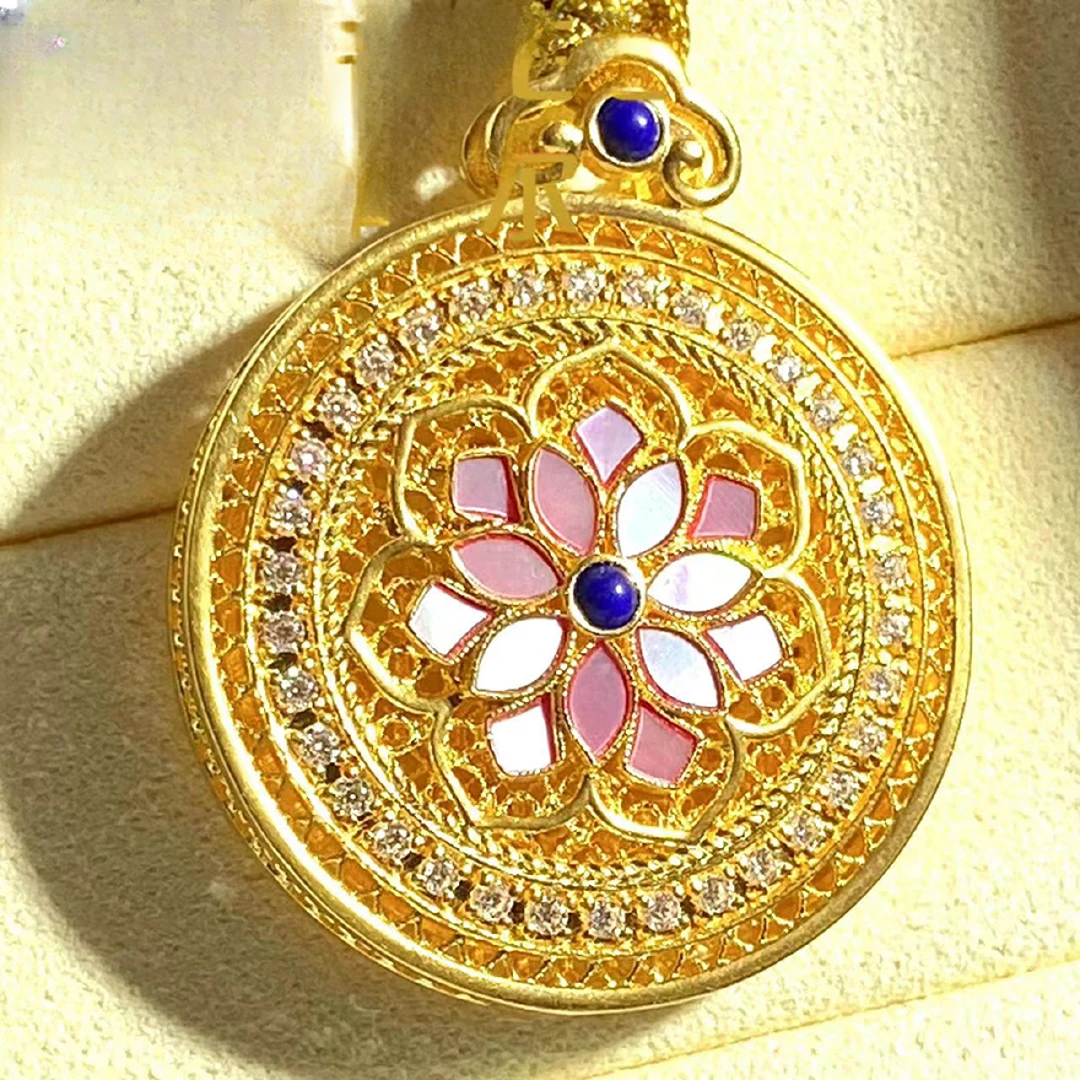 黄金足金轻奢螺钿镶钻花窗太阳花黄金吊坠蓝