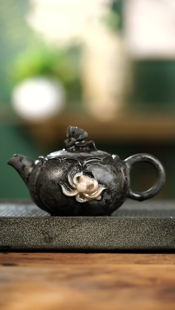 中式归玉堂冰碛岩重工雕刻透光俏色莲花壶