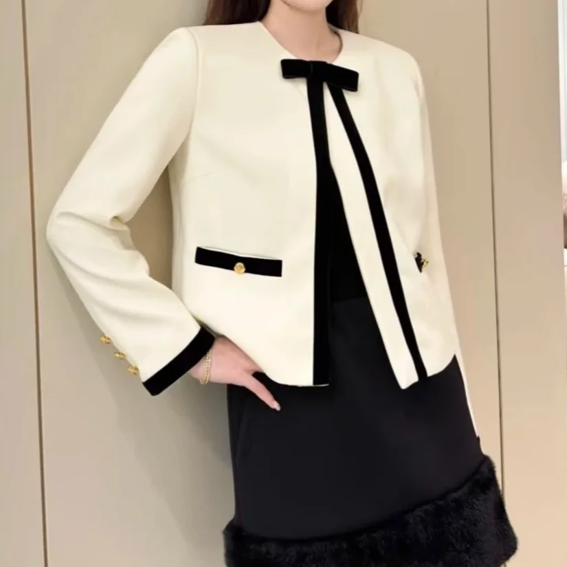 高级感白色小香风外套女春秋款蝴蝶结装饰修身金扣短外套