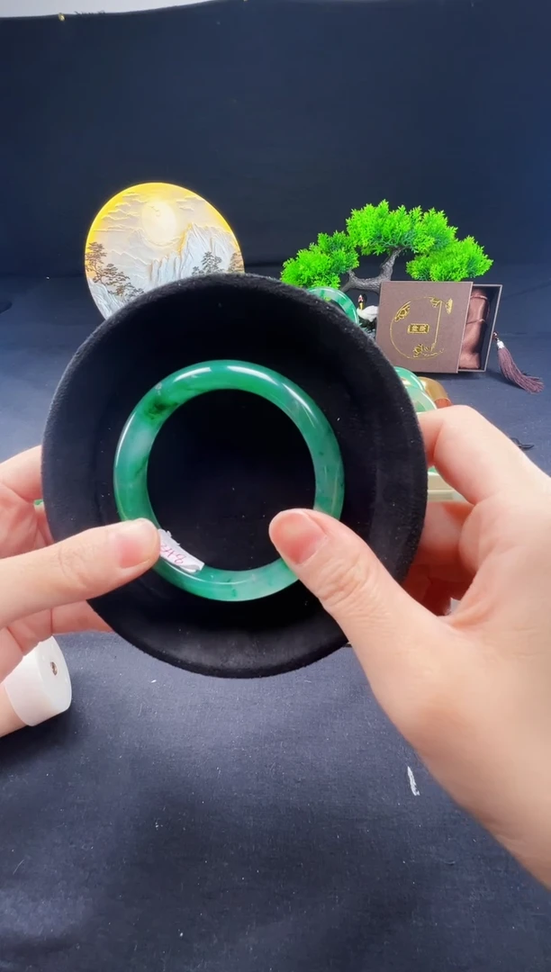 未镶嵌手镯石英质玉（非洲翠）手镯