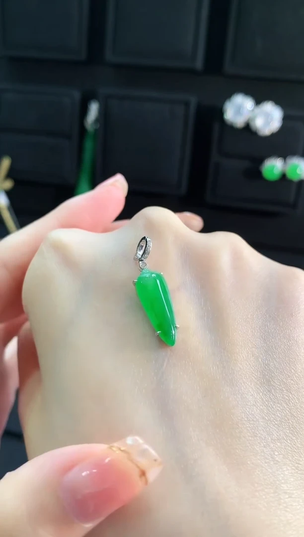 【闪购商品】翡翠吊坠(不含链)18K金镶嵌吊坠