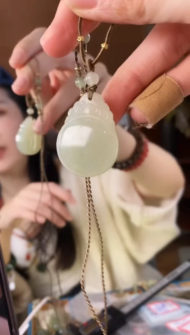 颈饰未镶嵌和田玉如意扣