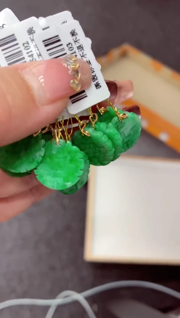 【闪购商品】翡翠吊坠(不含链)18K金镶嵌多样性发货其中一件