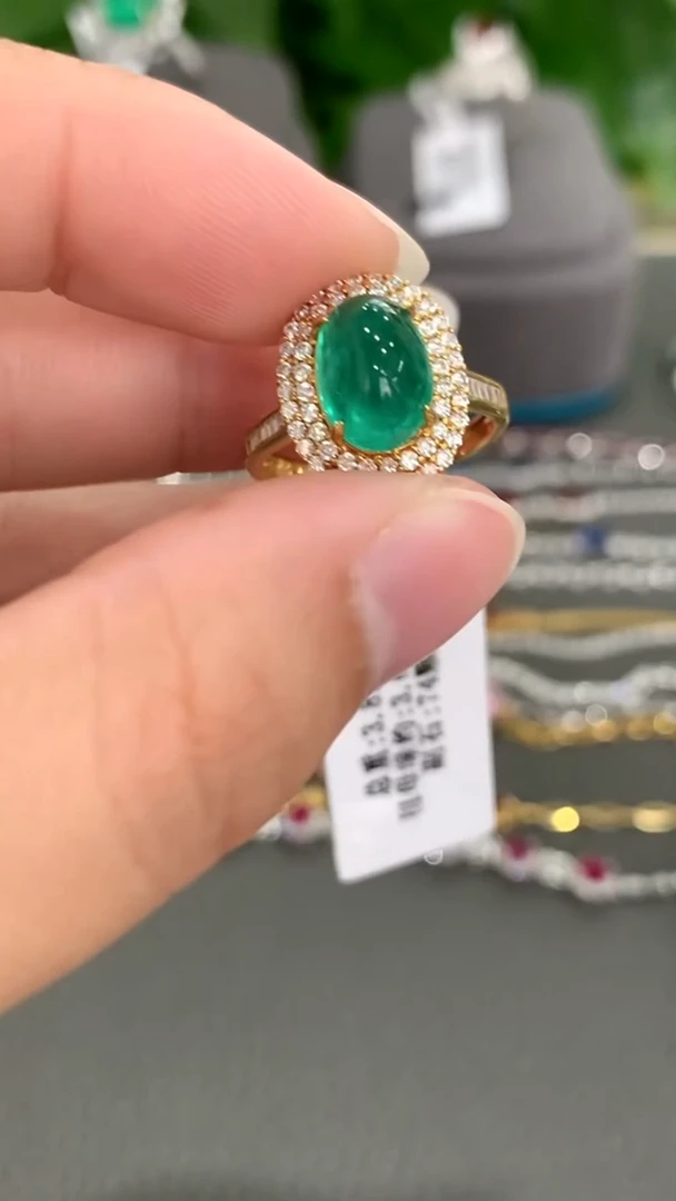 18K金镶嵌戒指祖母绿3.68克拉