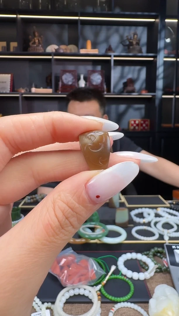 和田玉未镶嵌颈饰糖雕刻三通