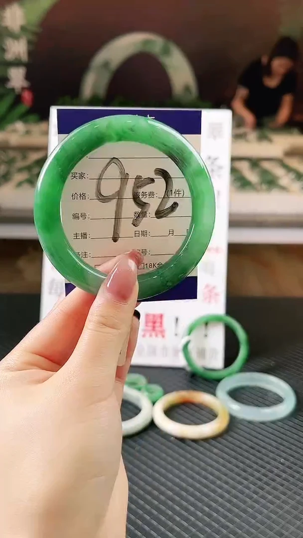 未镶嵌手镯石英质玉（非洲翠）微瑕一经发货运费不退介意勿拍