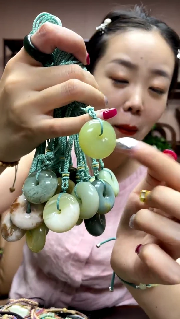 岫玉未镶嵌吊坠多样性发货发其中之一