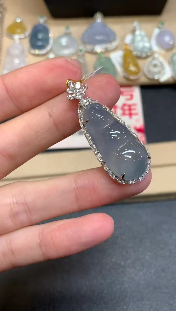 【闪购商品】翡翠颈饰18K金镶嵌福豆【无服务费】