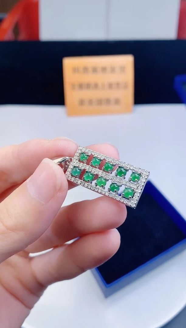 颈饰未镶嵌翡翠