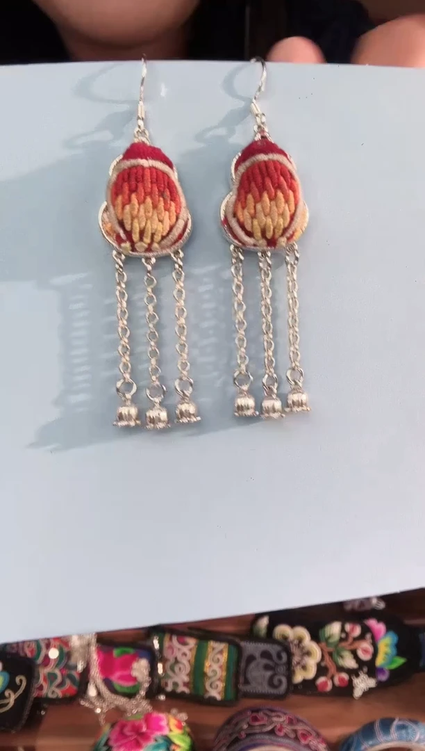 织绣非遗手工苗银苗绣饰品60