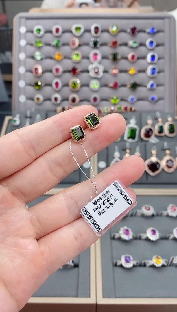 碧玺耳饰18K金镶嵌2.79     配钻