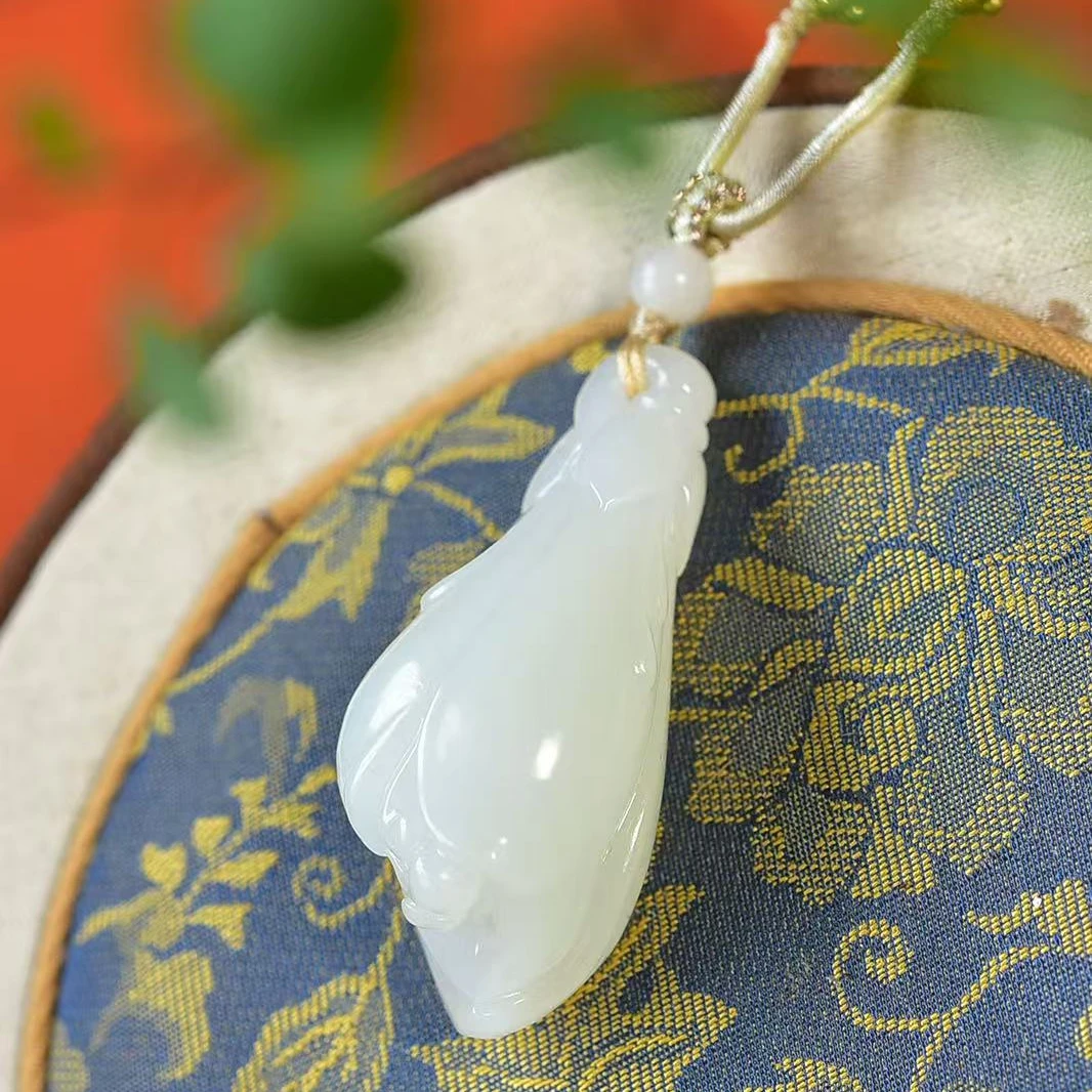 和田玉羊脂玉玉兰花吊坠