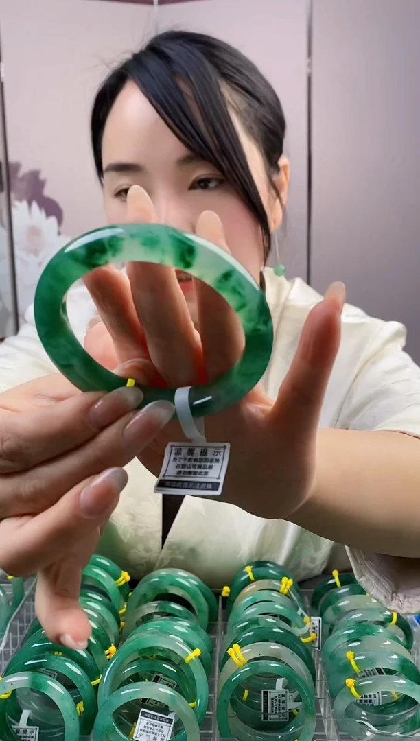 【闪购商品】石英质玉手镯未镶嵌68