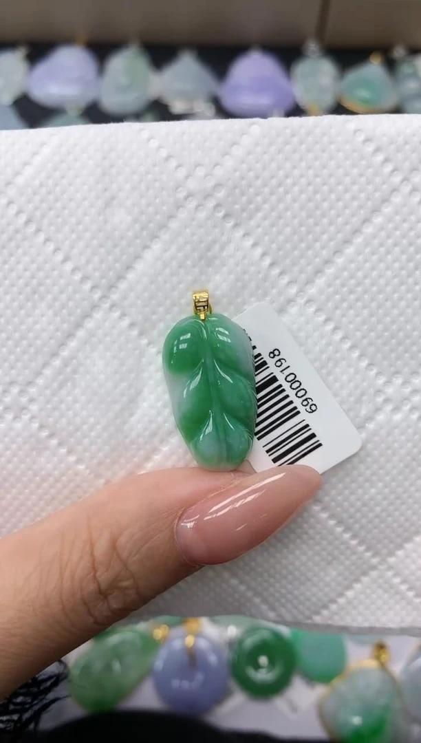 颈饰18K金镶嵌翡翠1111111111