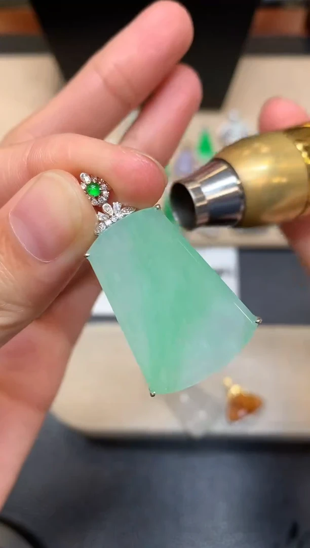 颈饰18K金镶嵌翡翠无事牌【无服务费